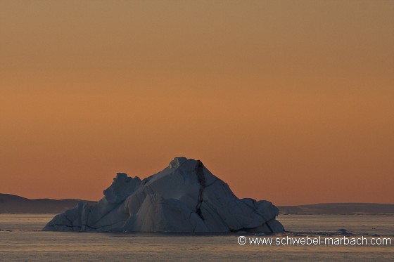 Iceberg au soleil de minuit - Côte Nord Est du Groenland