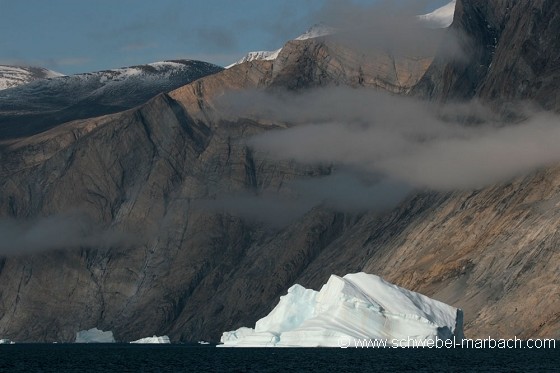 Iceberg dans fjord - Côte Nord-Est Groenland
