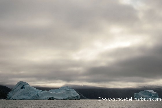 Iceberg dans fjord - Côte Nord-Est Groenland